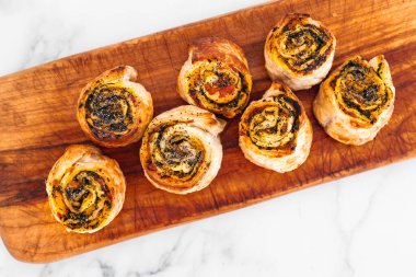 balkabağı ıspanağı ve peynirli börekler ahşap kesim tahtasında, taze baekd ve ev yapımı, sağlıklı yemek tarifleri