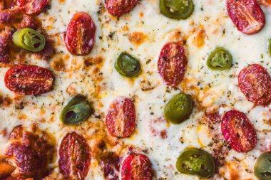 Jalapeno vişneli domates pizzası, vejetaryen yemek tarifleri.