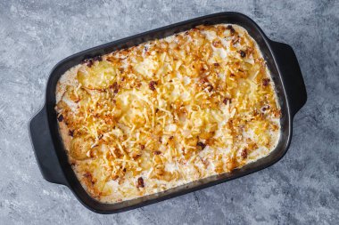 Peynirli kremalı patates fırına girmeden önce pişer, vejetaryen yemek tarifleri...