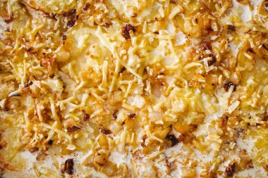 Peynirli kremalı patates fırına girmeden önce pişer, vejetaryen yemek tarifleri...