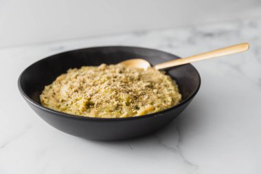 Karışık brokoli soslu kremalı risoni makarna, sağlıklı vegan yemek tarifleri.