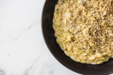 Karışık brokoli soslu kremalı risoni makarna, sağlıklı vegan yemek tarifleri.