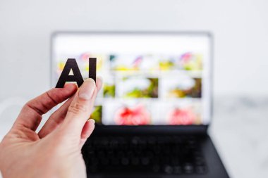 Laptop Bokeh 'in önündeki yapay zeka kavramı, odaklı olmayan resimler, yapay zeka kavramı insan yazarlar tarafından yapılan sanata dayanan üretken içerik yaratıyor.