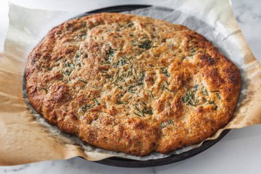 Bitkilerle, haşhaş tohumlarıyla ve sağlıklı vejetaryen yemek tarifleriyle dolu topak köfte.