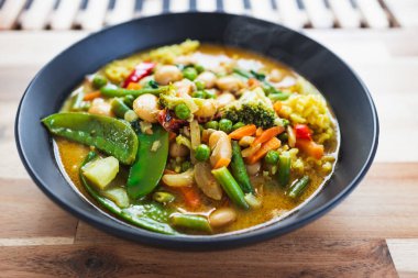 tereyağlı ve pirinçli sebze körisi, sağlıklı vegan yemek tarifleri.