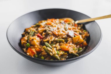 Karışık sebze ve domates soslu Akdeniz risonisi, sağlıklı yemek tarifleri.