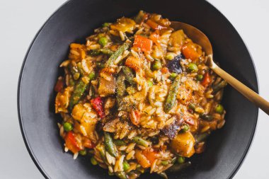 Karışık sebze ve domates soslu Akdeniz risonisi, sağlıklı yemek tarifleri.