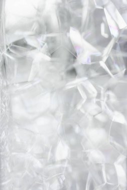 Cam şişe kabının içinde sabun deterjanı köpüklerinin yakın plan çekimi.