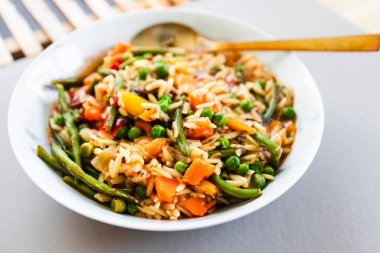 Yeşil fasulyeli, karışık sebze ve domates soslu Akdeniz risonisi.