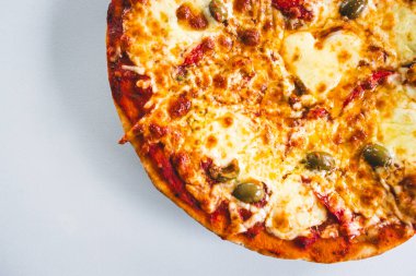 Üstünde kalp şeklinde peynir olan ev yapımı pizza, yeşil zeytinli margherita stili, İtalyan yemeği tarifleri.