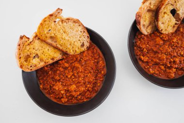 Kızarmış ekmek dilimli mercimek yahnisi, sağlıklı yemek tarifleri.