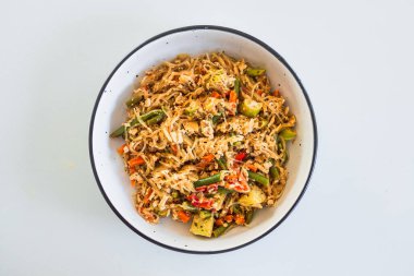 Sebzeli, tofulu, sebzeli ve sağlıklı yemek tarifli satay vermicelli şehriye yemeği.