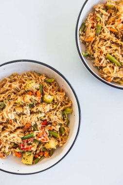 Sebzeli, tofulu, sebzeli ve sağlıklı yemek tarifli satay vermicelli şehriye yemeği.