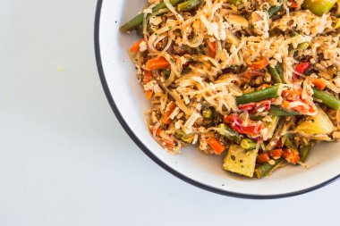 Sebzeli, tofulu, sebzeli ve sağlıklı yemek tarifli satay vermicelli şehriye yemeği.