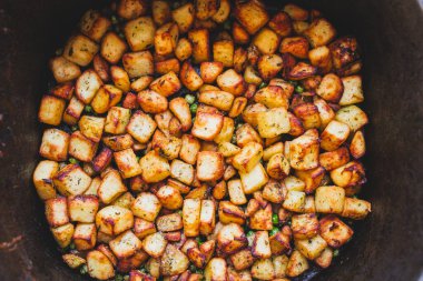 Patates kızartması. Yakın çekim. Basit, sağlıklı malzemeler kavramı.