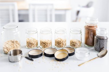 Kakao chia bir gecede yulaf ezmesi, haftalık yemek hazırlama, sağlıklı yiyecekler ve besleyici malzemeler.