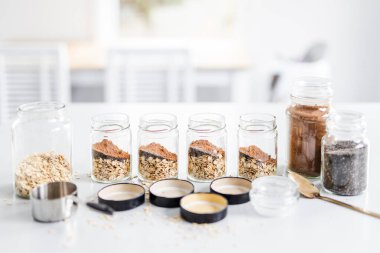 Kakao chia bir gecede yulaf ezmesi, haftalık yemek hazırlama, sağlıklı yiyecekler ve besleyici malzemeler.