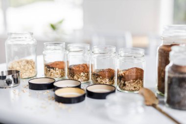 Kakao chia bir gecede yulaf ezmesi, haftalık yemek hazırlama, sağlıklı yiyecekler ve besleyici malzemeler.