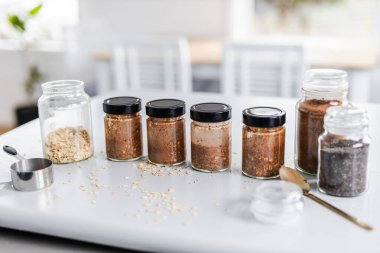 Kakao chia bir gecede yulaf ezmesi, haftalık yemek hazırlama, sağlıklı yiyecekler ve besleyici malzemeler.