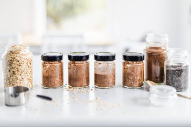 Kakao chia bir gecede yulaf ezmesi, haftalık yemek hazırlama, sağlıklı yiyecekler ve besleyici malzemeler.