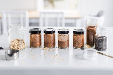 Kakao chia bir gecede yulaf ezmesi, haftalık yemek hazırlama, sağlıklı yiyecekler ve besleyici malzemeler.