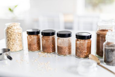 Kakao chia bir gecede yulaf ezmesi, haftalık yemek hazırlama, sağlıklı yiyecekler ve besleyici malzemeler.