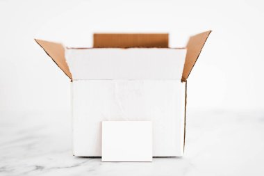 Önünde boş etiket olan beyaz açık kutu ya da paket, metin eklemek için alanı kopyala, kutucuğu açma ya da gönderme kavramı