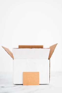 Önünde boş etiket olan beyaz açık kutu ya da paket, metin eklemek için alanı kopyala, kutucuğu açma ya da gönderme kavramı