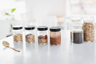 Adım adım yulaf ezmelerini kakao ve chia tohumlarıyla hazırlıyorum. Sağlıklı bir kahvaltı.