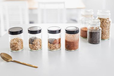 Adım adım yulaf ezmelerini kakao ve chia tohumlarıyla hazırlıyorum. Sağlıklı bir kahvaltı.