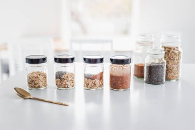 Adım adım yulaf ezmelerini kakao ve chia tohumlarıyla hazırlıyorum. Sağlıklı bir kahvaltı.