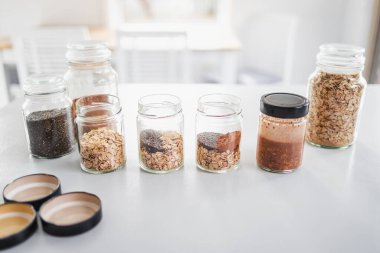 Adım adım yulaf ezmelerini kakao ve chia tohumlarıyla hazırlıyorum. Sağlıklı bir kahvaltı.