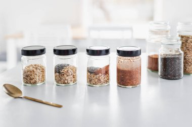 Adım adım yulaf ezmelerini kakao ve chia tohumlarıyla hazırlıyorum. Sağlıklı bir kahvaltı.