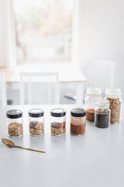 Adım adım yulaf ezmelerini kakao ve chia tohumlarıyla hazırlıyorum. Sağlıklı bir kahvaltı.