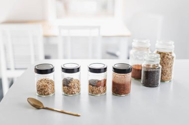 Adım adım yulaf ezmelerini kakao ve chia tohumlarıyla hazırlıyorum. Sağlıklı bir kahvaltı.