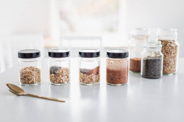 Adım adım yulaf ezmelerini kakao ve chia tohumlarıyla hazırlıyorum. Sağlıklı bir kahvaltı.