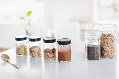 Adım adım yulaf ezmelerini kakao ve chia tohumlarıyla hazırlıyorum. Sağlıklı bir kahvaltı.