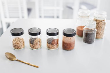 Adım adım yulaf ezmelerini kakao ve chia tohumlarıyla hazırlıyorum. Sağlıklı bir kahvaltı.