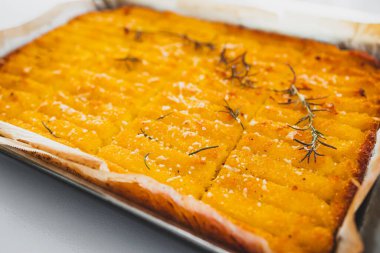 Biberiyeli mısır cipsi, fırında kızartılmış, lezzetli ve ev yapımı.