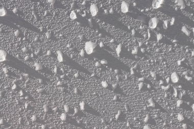 Beyaz ahşap yüzey, arkaplan ya da doku üzerine su damlacıkları