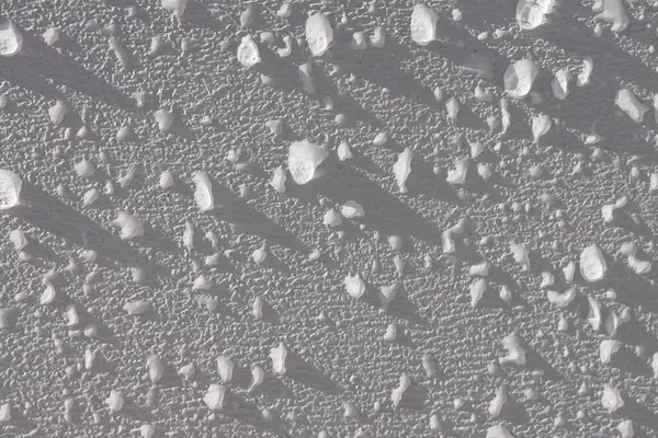 Beyaz ahşap yüzey, arkaplan ya da doku üzerine su damlacıkları