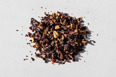 Mutfak tezgahında kurumuş yaprak çayı. Doğal sağlık, lezzet ve demlenmeyi temsil ediyor.