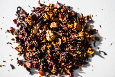 Mutfak tezgahında kurumuş yaprak çayı. Doğal sağlık, lezzet ve demlenmeyi temsil ediyor.