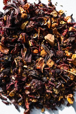 Mutfak tezgahında kurumuş yaprak çayı. Doğal sağlık, lezzet ve demlenmeyi temsil ediyor.