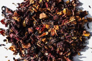 Mutfak tezgahında kurumuş yaprak çayı. Doğal sağlık, lezzet ve demlenmeyi temsil ediyor.