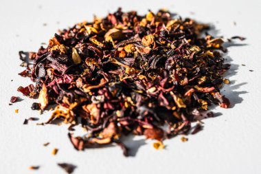 Mutfak tezgahında kurumuş yaprak çayı. Doğal sağlık, lezzet ve demlenmeyi temsil ediyor.