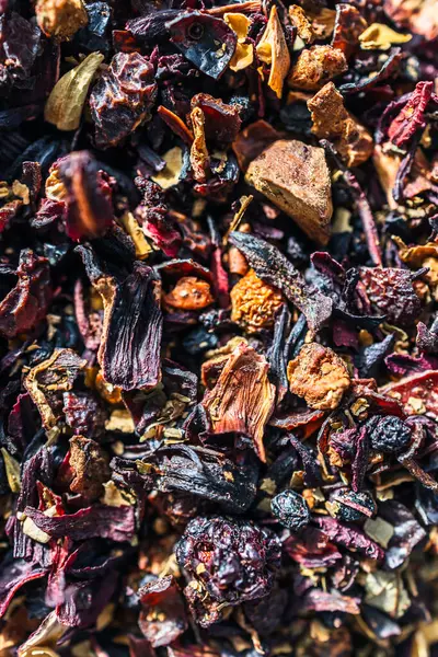 Mutfak tezgahında kurumuş yaprak çayı. Doğal sağlık, lezzet ve demlenmeyi temsil ediyor.