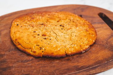 Altın ev yapımı nohut ekmeği. Basit malzemelerle yapılan sağlıklı kırsal yiyecekler için güney Fransız tarifi olan Soka 'dan esinlenilmiş.