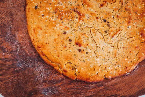 Altın ev yapımı nohut ekmeği. Basit malzemelerle yapılan sağlıklı kırsal yiyecekler için güney Fransız tarifi olan Soka 'dan esinlenilmiş.
