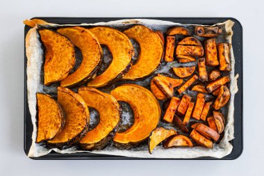 Fırında kızartılmış Kent balkabağı ve patates cipsi. Basit sağlıklı malzemeler.